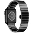Remarquablement élégante, la sangle en métal de l'Apple Watch Series 7 45 mm.