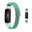 Remarquablement à la mode, le bracelet Fitbit Luxe en nylon.